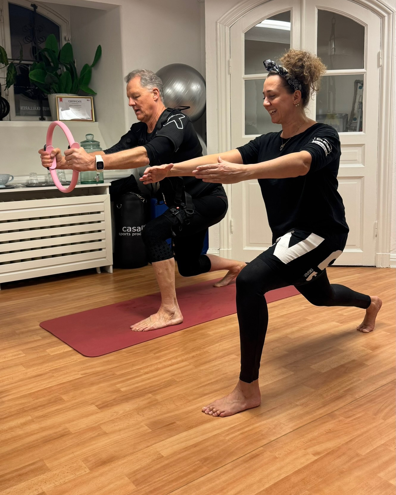 Träning i XBody EMS-dräkt i Hälsopartners studio på Jungfrugatan