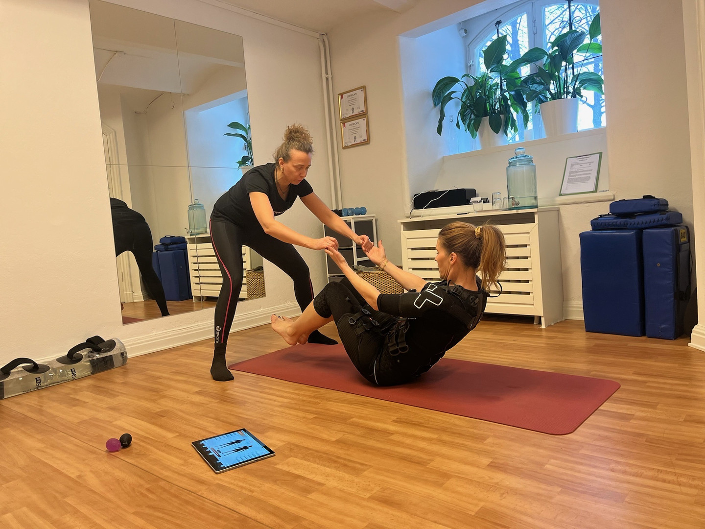 EMS-pass med tränare i Hälsopartners studio på Jungfrugatan 47